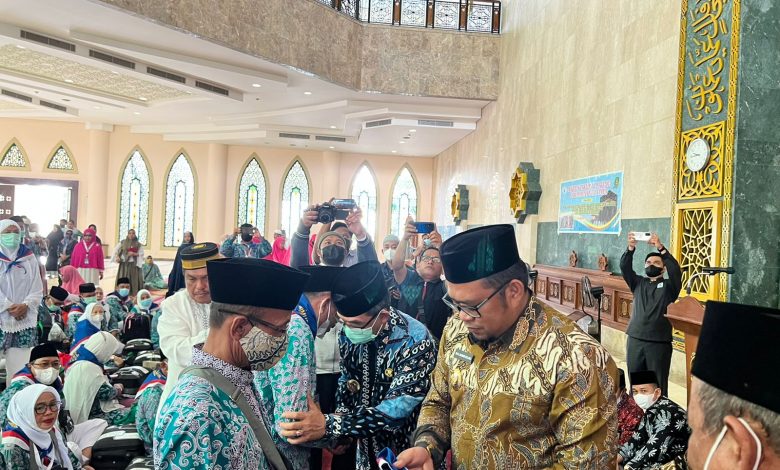 Jamaah Haji Kutim dilepas oleh Ardiansyah Sulaiman dan Kasmidi Bulang. (Foto: Bujurnews)