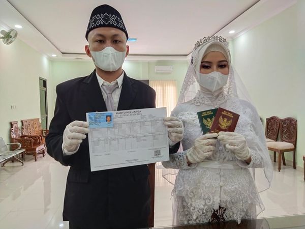 Ilustrasi pengantin baru mendapat KTP-KK. (sumber foto: dispendukcapil.surakarta.go.id)