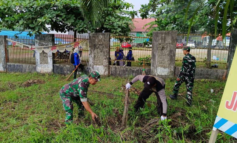 Foto : Personil anggota Koramil di bantu anggotta Dinas Kebersihan dan anggota Polsek saat membersihakn lingkungan terminal. (Dokumentasi Sugi Asmoro)