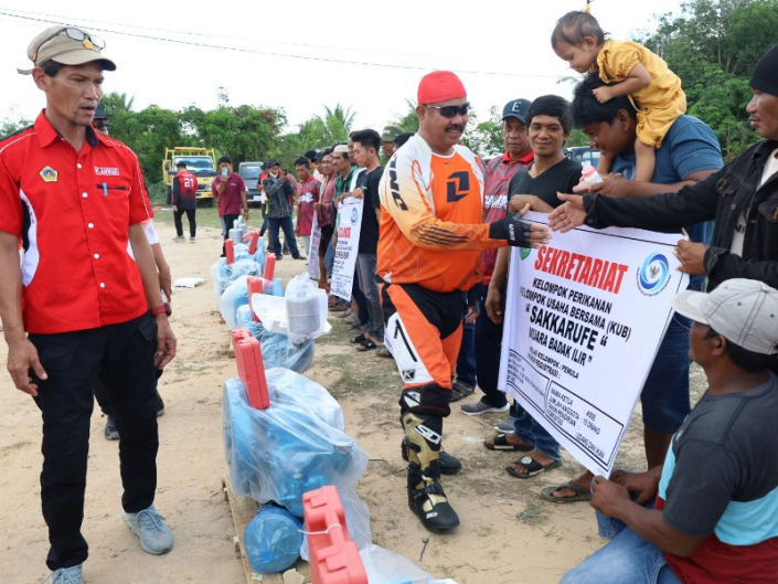 Edi Damansyah Salurkan Bantuan Mesin Kapal Untuk Kub Nelayan Di Muara