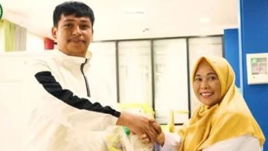 Bantuan paket sembako ramadan oleh DWP DPMPTSP Bontang kepada para satpam.