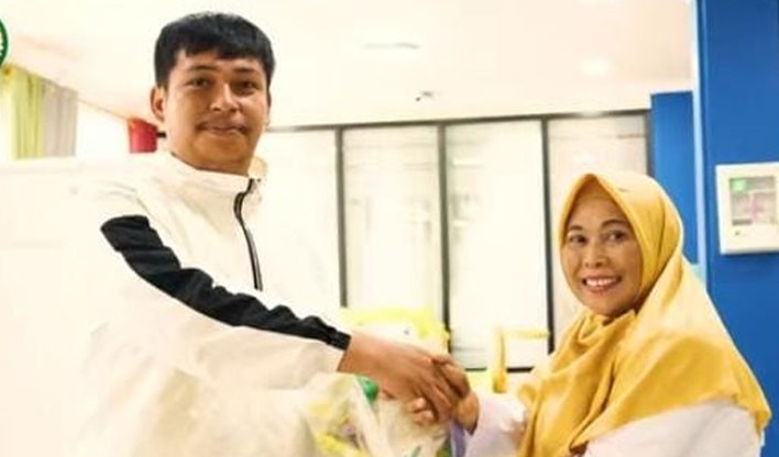 Bantuan paket sembako ramadan oleh DWP DPMPTSP Bontang kepada para satpam.
